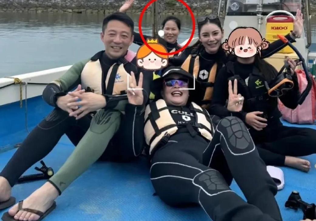 汪小菲一家元旦吃夜市逛街!12岁玥儿黏爸爸,和马筱梅牵手似闺蜜