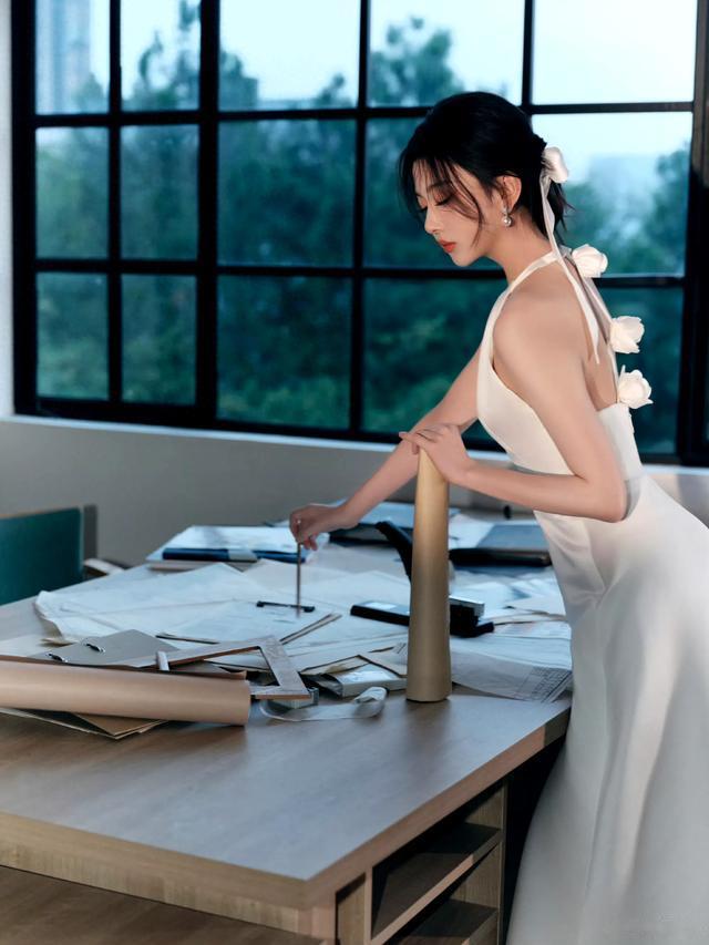 孔雪儿纯白挂颈连衣裙