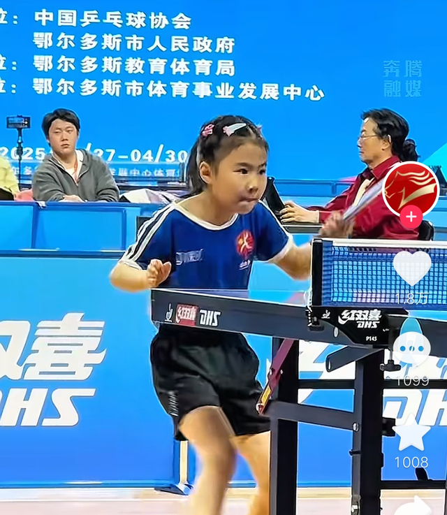 王楠9岁女儿生日戴5万金链！满族公主造型惊艳，王楠老公笑出鹅叫