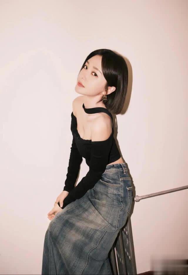 秦岚穿黑露肩上衣搭浅蓝牛仔裙,精致迷人!