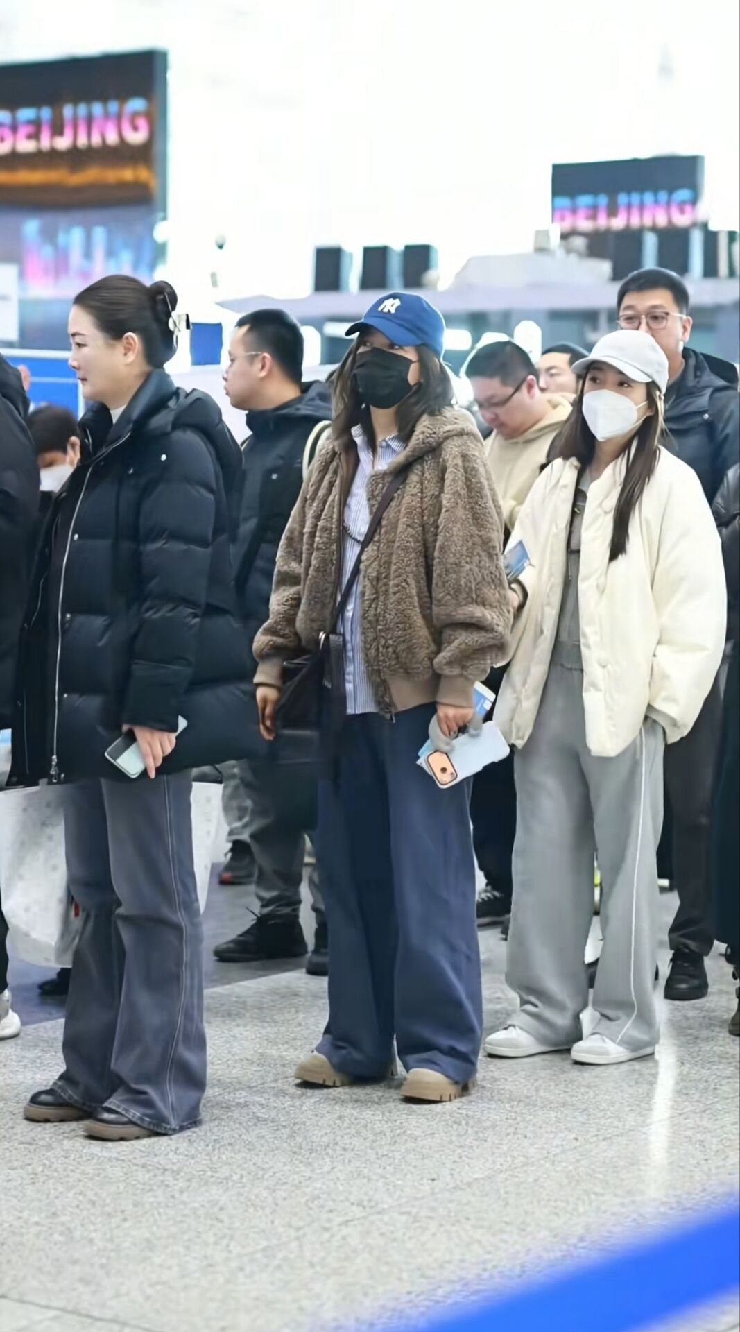 赵薇机场被偶遇，打扮随意被网友吐槽太落魄！胸前挂佛珠以求心静