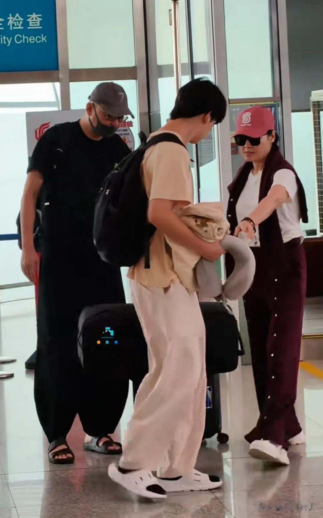 梁静管虎机场送儿子上学，16岁犇犇身高190，跟管虎共用一张脸