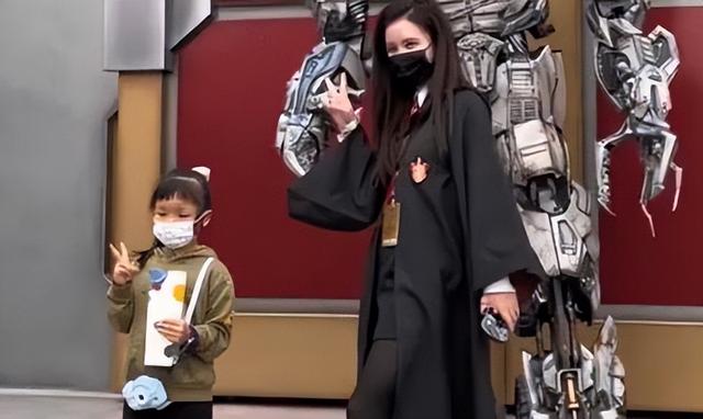 从环球小姐到亿万老板娘,靠身材博出名头的张萌,到底经历了什么