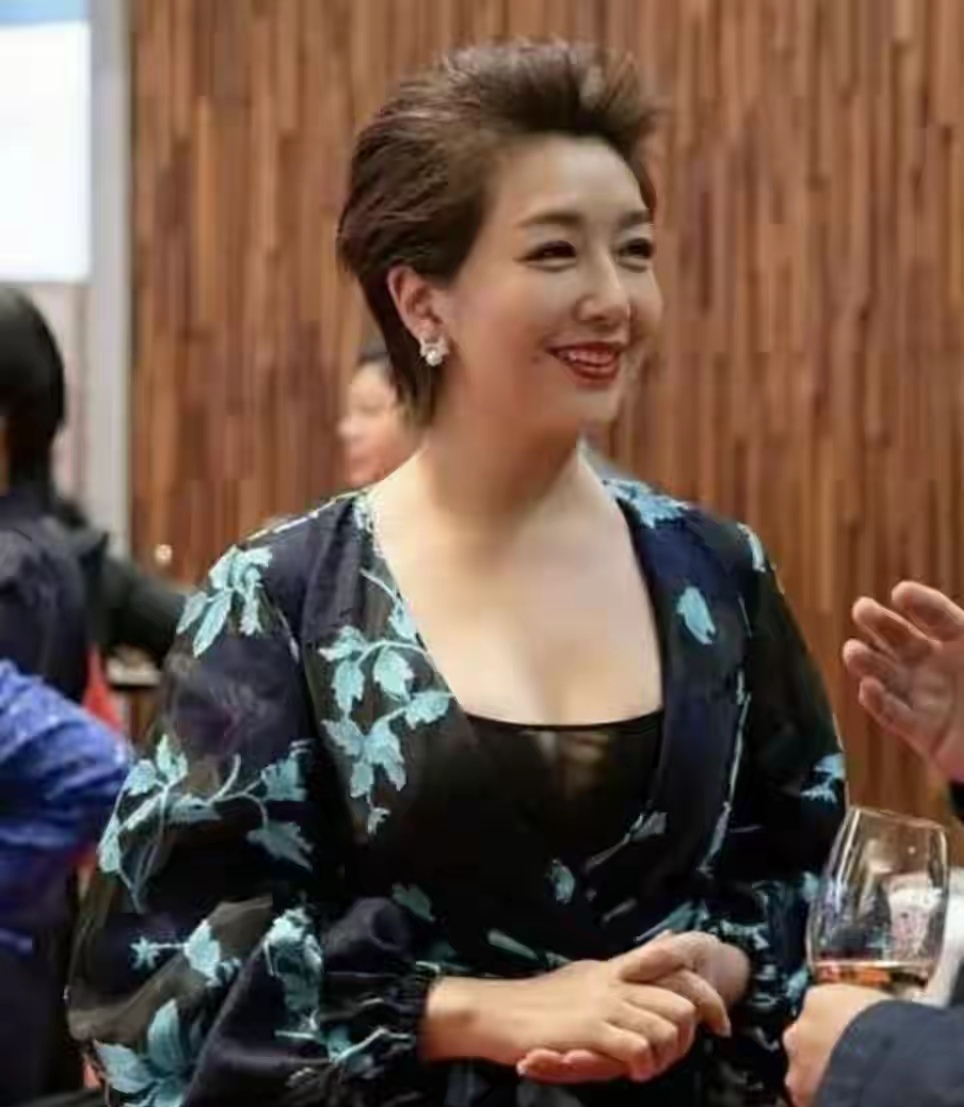 57岁江珊自然老火了,没染白发没整脸观众说这才是美人该有的样子