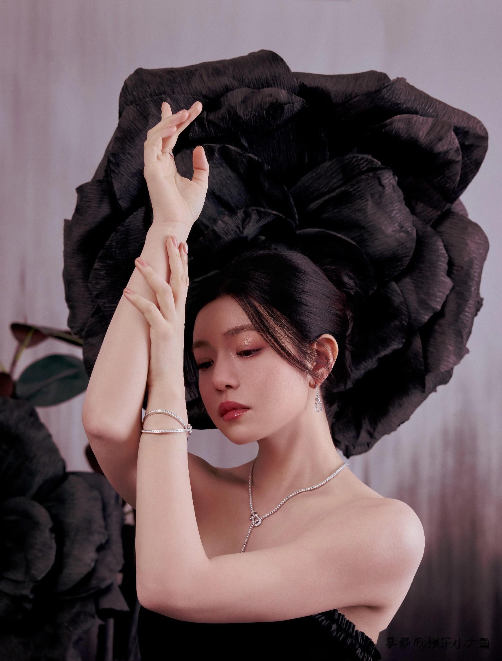 陈妍希出席时尚芭莎珠宝活动，一袭黑色抹胸鱼尾裙，身材圆润好美