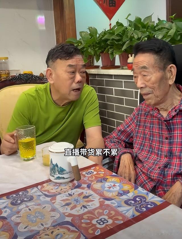 杨少华最后一面曝光,面色发黑遭碰撞无人在意,遗照前中华烟抢镜