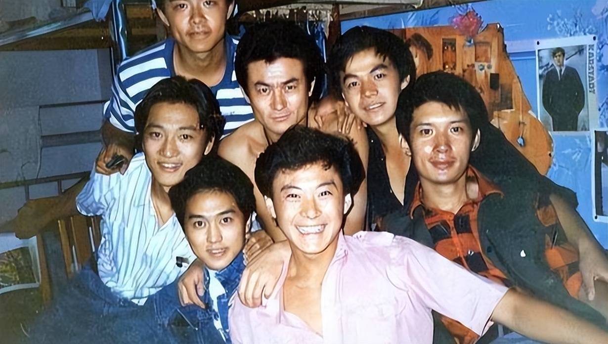 原来他们是夫妻,娶老师女儿恩爱31年,演完《归队》他又火了