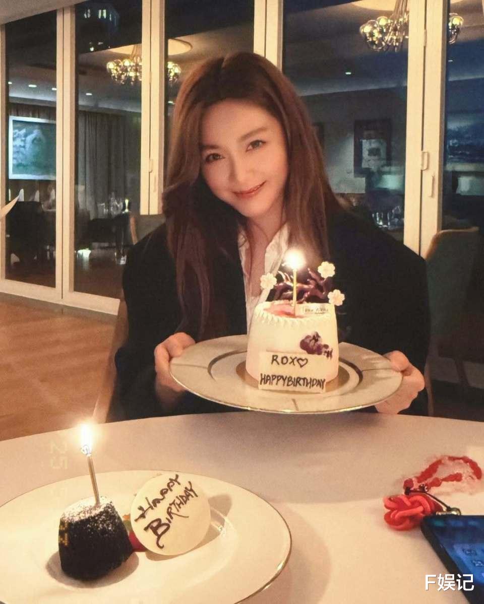 马国明制造浪漫为汤洛雯庆生 秀恩爱合影发现汤洛雯婚后更漂亮