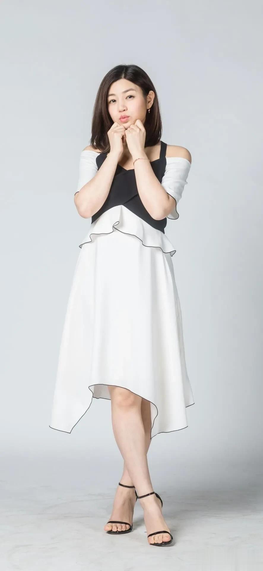 明星图片 \陈妍希，露肩黑白裙，优雅又俏皮