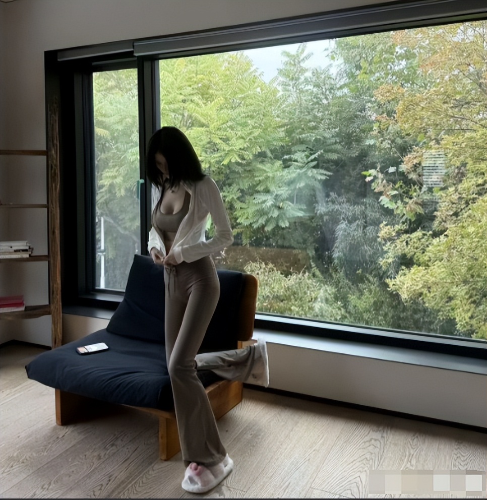 官宣生子一个月后,陈伟霆妈妈终于来京看孙子,何穗才是人生赢家