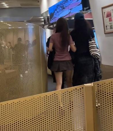 郎朗夫妻现身郑州!吉娜穿短裙身材火辣,丈夫胖到不敢认像两代人