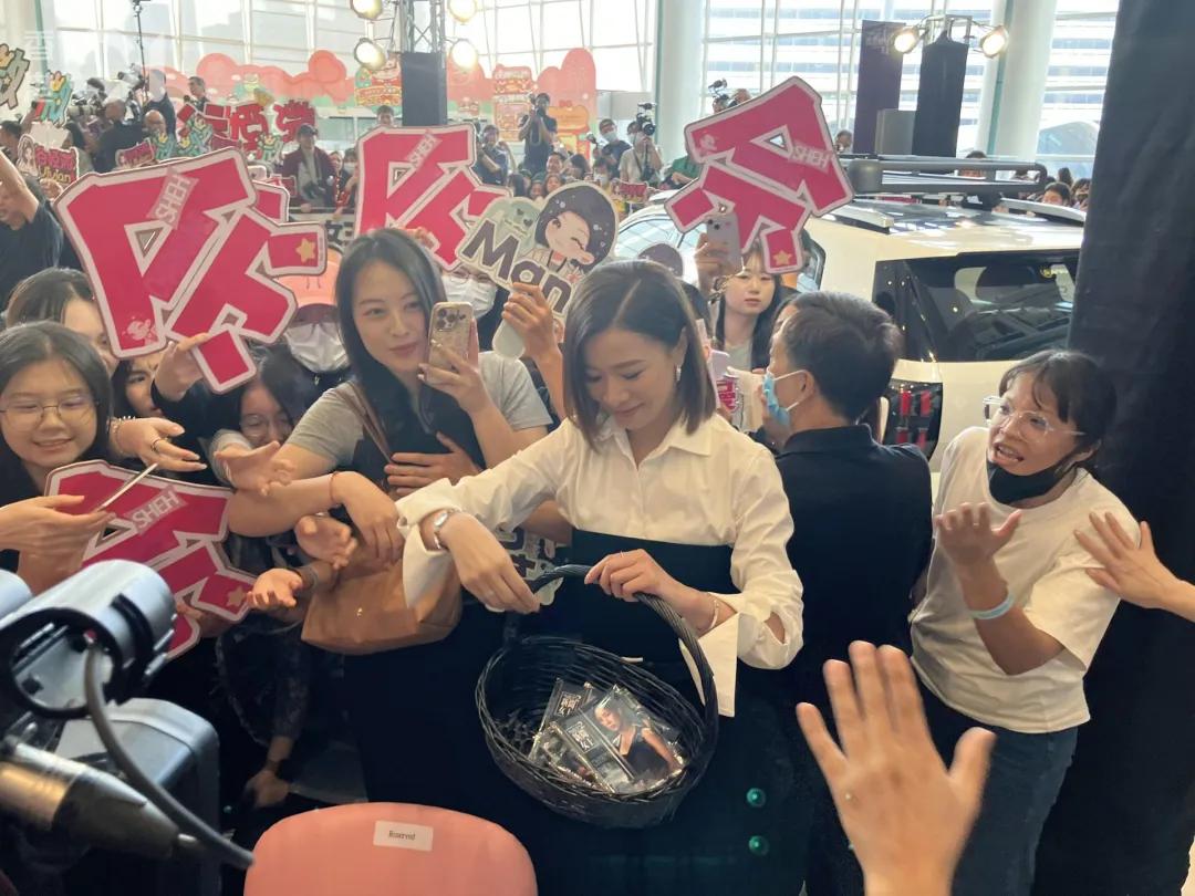 佘詩曼十指緊扣粉絲High爆! 首播前夕新聞女王變身「寵粉女王」