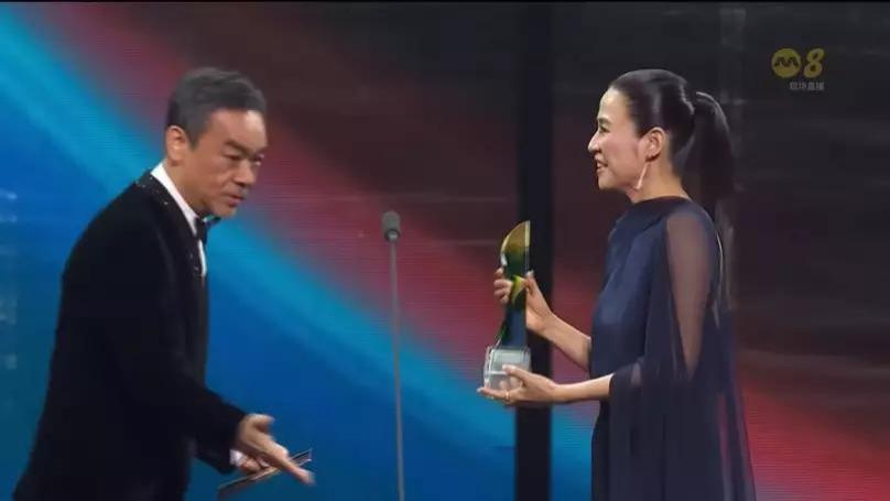 宣萱首夺新加坡视后，与刘青云30年前曾传不和，颁奖礼两人互动成焦点