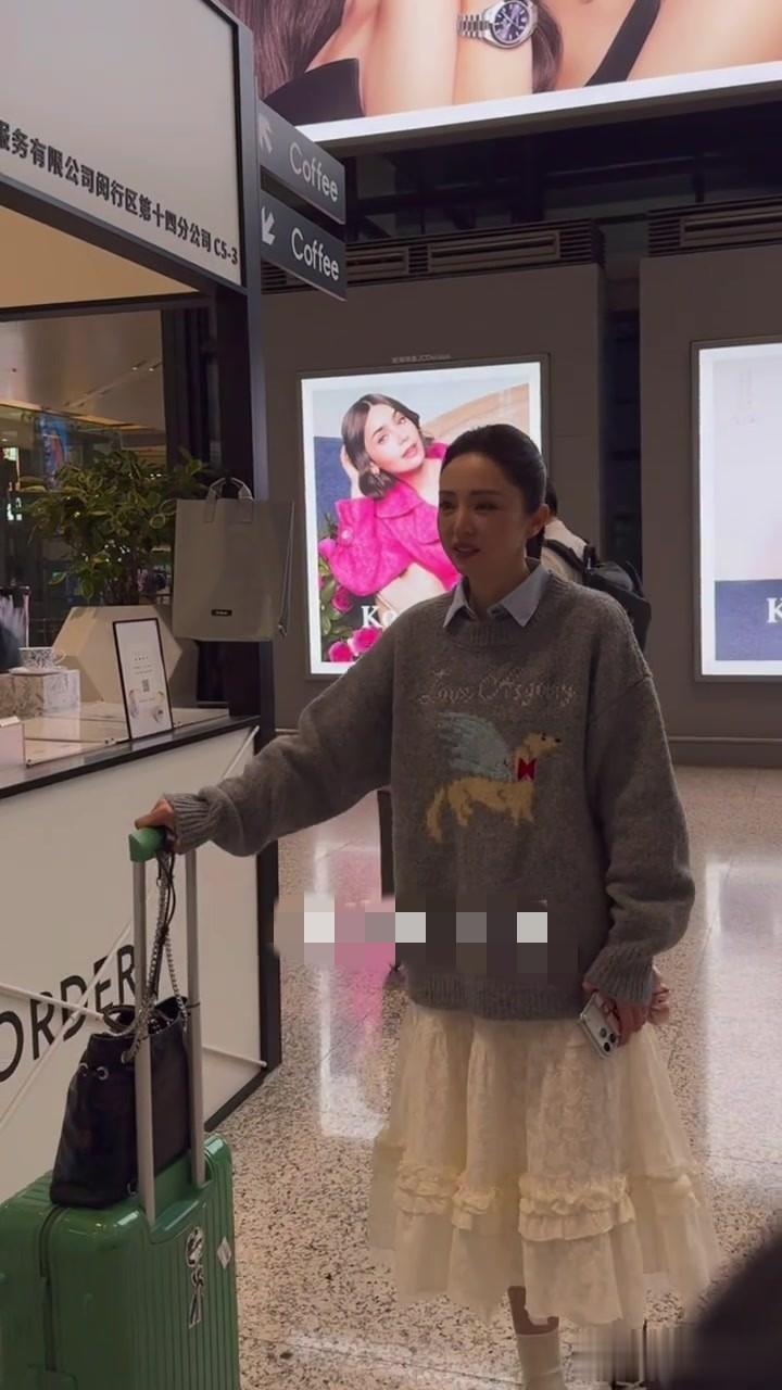 董璇今日回京机场路透照，穿灰色卡通毛衣搭配半裙，妆容精致好美