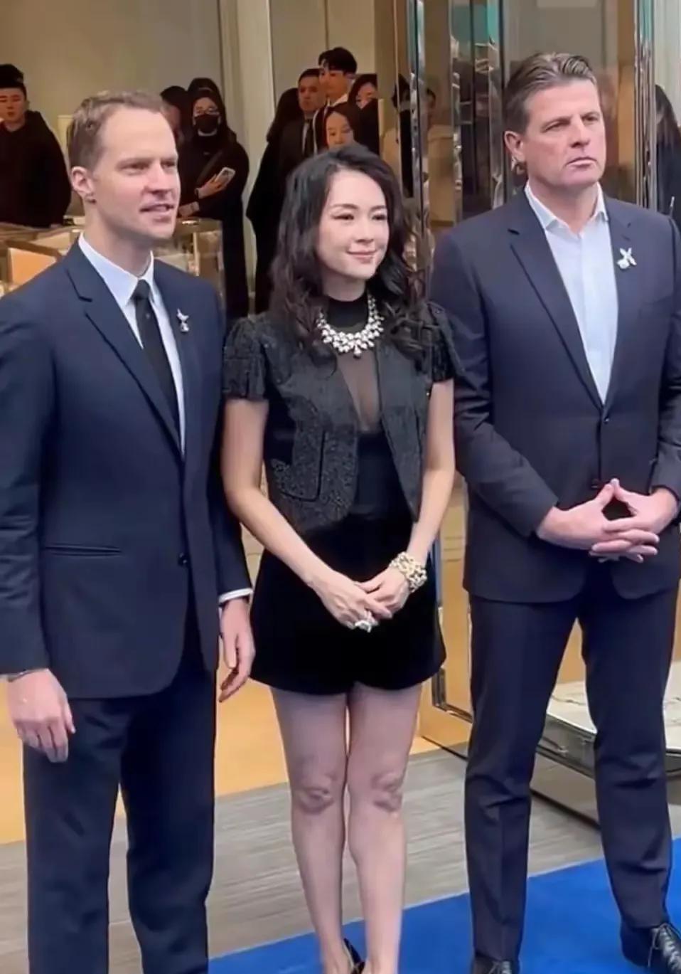 46岁章子怡现身成都，离开美颜滤镜状态好真实，膝盖尤为吸引眼球