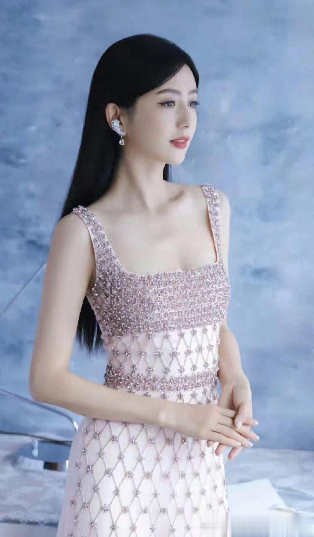 佟丽娅长发仙成画中人，短发嫩成校园女神，两种风格两种惊艳