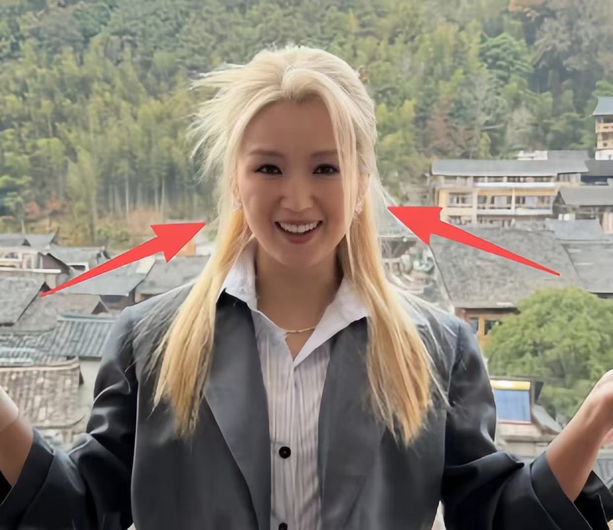 何洁回贵州过节!丝袜起褶被嘲土气,P图翻车双腿粗细不同真尴尬