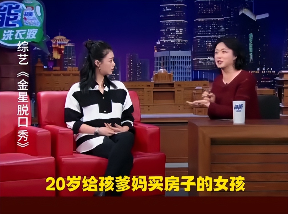 蒋欣近况曝光,脸凹又垂瘦成皮包骨,穿53块衬衫现身机场超惹眼