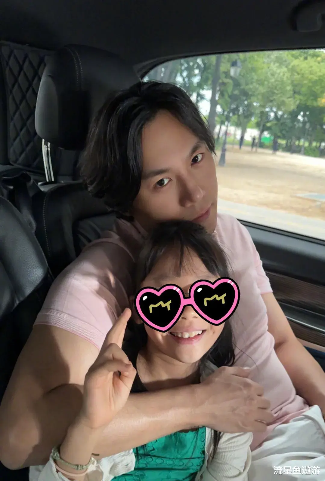 伊能静秦昊巴黎“粉红游”：47岁秦昊胖成“孕夫”，57岁伊能静硬凹少女