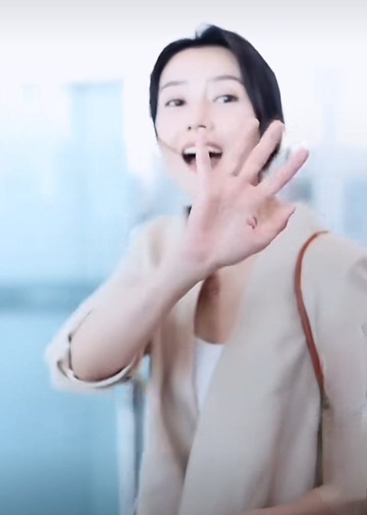 高圆圆现身机场，浅西装配白色长裙，低马尾温婉气质颜值能打