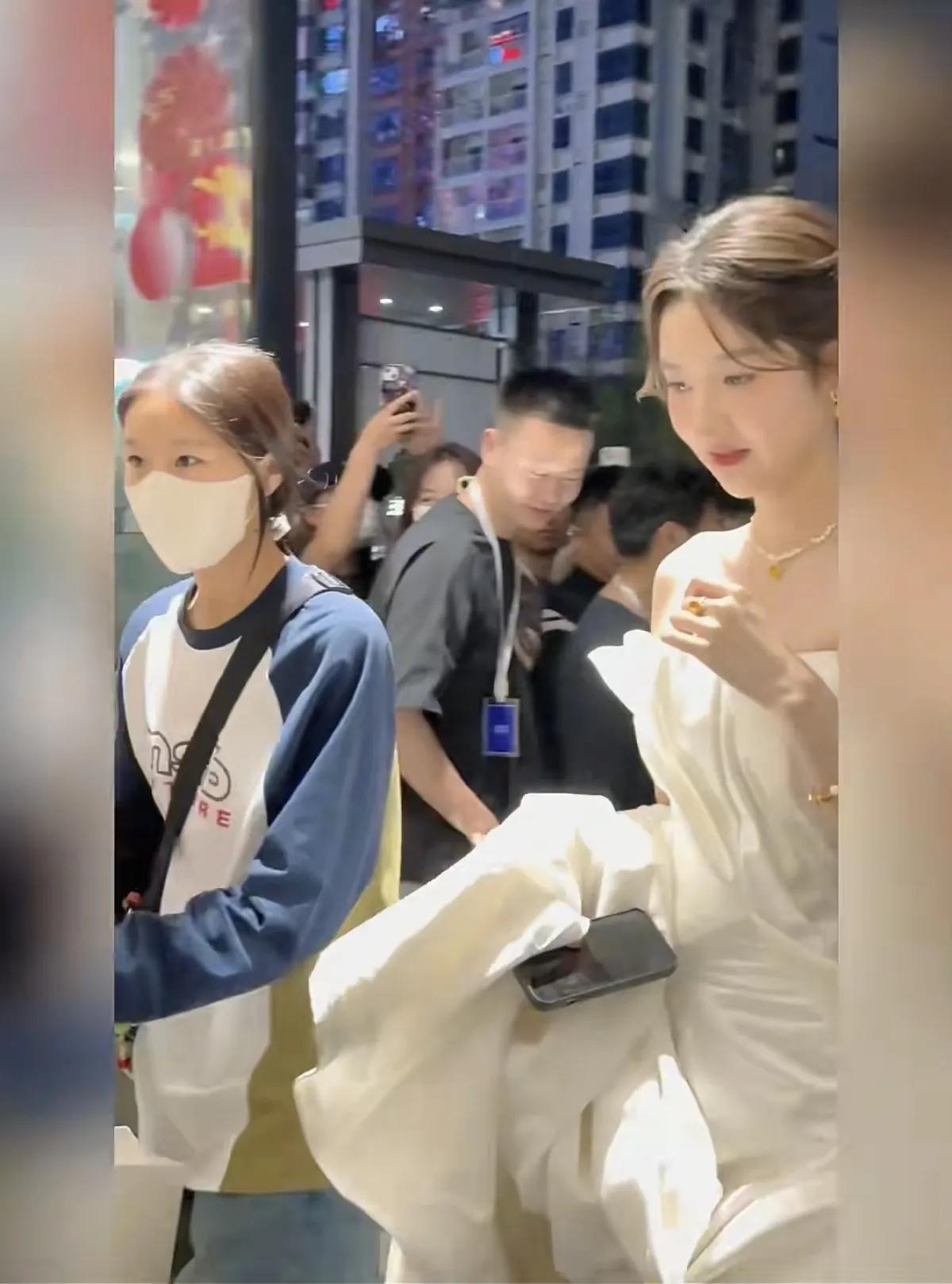 王玉雯被偶遇，一身穿搭简约又精致，完全是现实版“发光美人”！