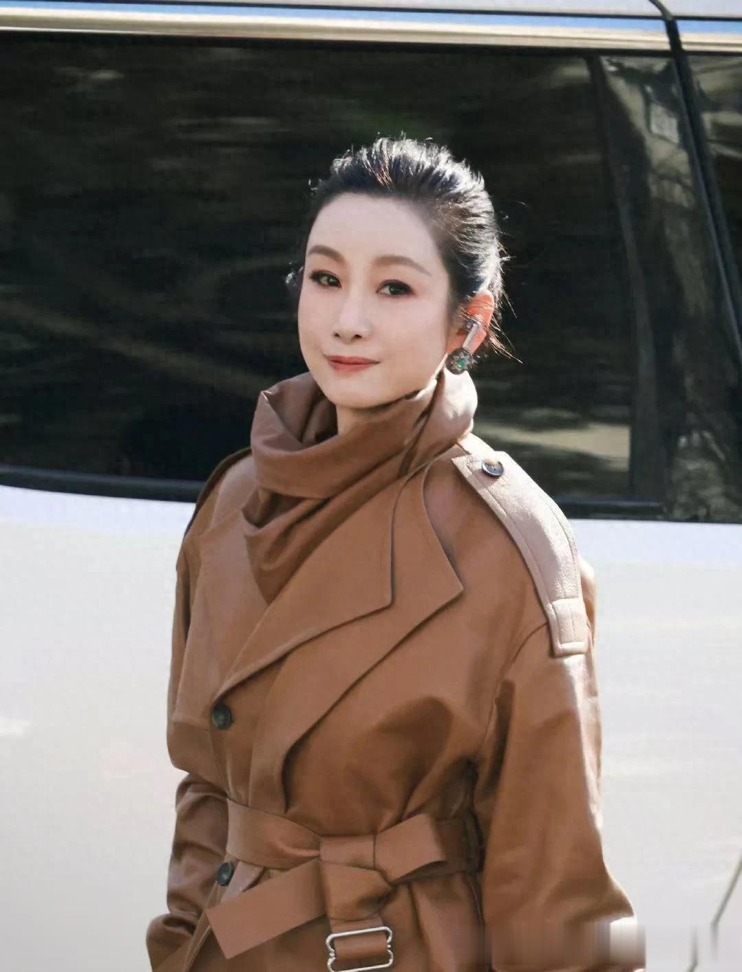 秦海璐的中年穿搭真高级!棕色皮大衣+长筒靴,简约又洋气!