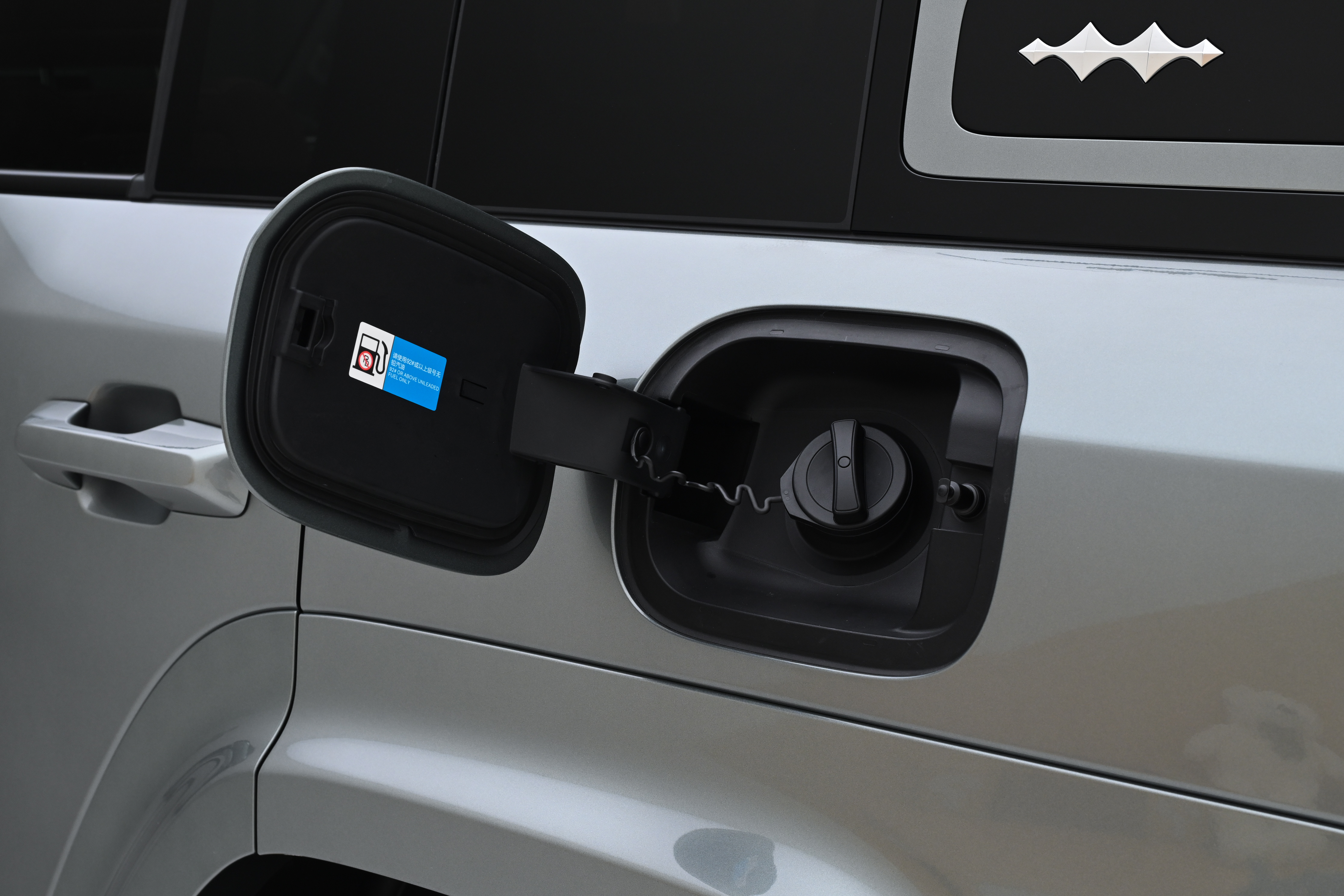 方程豹钛7到店!比理想L6更大,怀挡+冰箱+1300km续航炸场