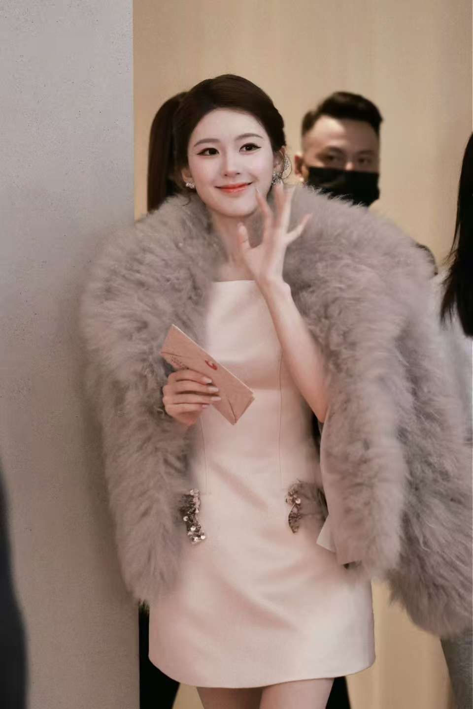 赵露思身披皮草大衣看秀，盘发戴蝴蝶结发卡，好贵气