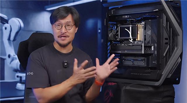 华硕首发背插2.5 RTX 5090:上下两个供电接口、极限供电2100W