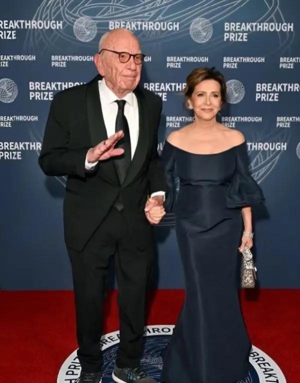 邓文迪为超模小KK站台！穿新中式眼神变自信，母凭女贵人脉更强了