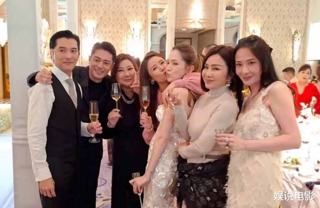 林心如霍建华夫妇参加邱泽婚礼,合照太多,霍建华白发比林心如多