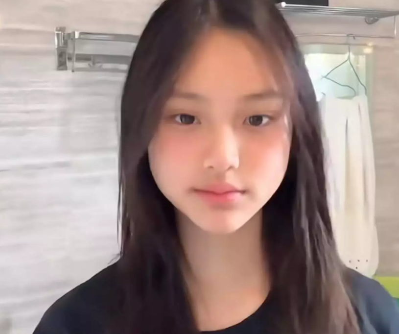 甜馨已13岁，李小璐家婴儿椅坐着谁？网友怀疑: 和贾乃亮又复合了