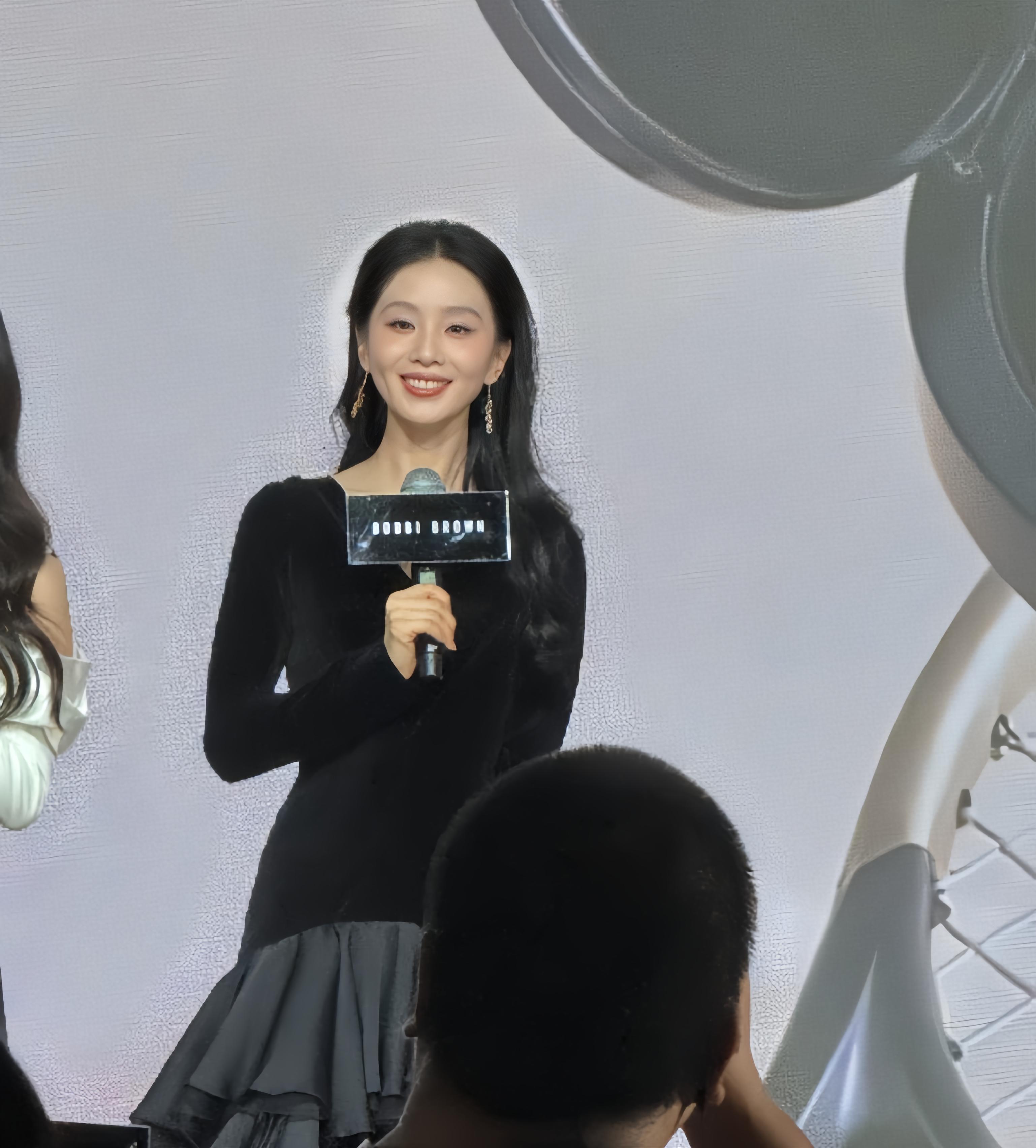 43岁胡歌与38岁刘诗诗罕见同框，一个含情脉脉，一个不敢直视对方