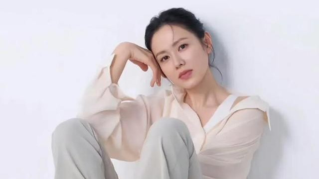 孙艺珍在公园玩秋千，她荡的好高，儿子甜豆向她挥手，玄彬站旁边