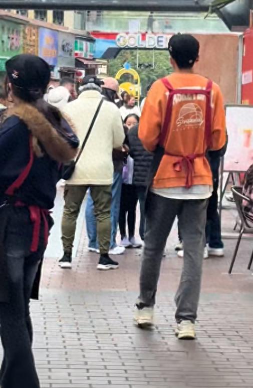 郭晶晶全家游南沙，8岁霍中妍戴眼镜像朱玲玲，5岁霍中怡像妈妈