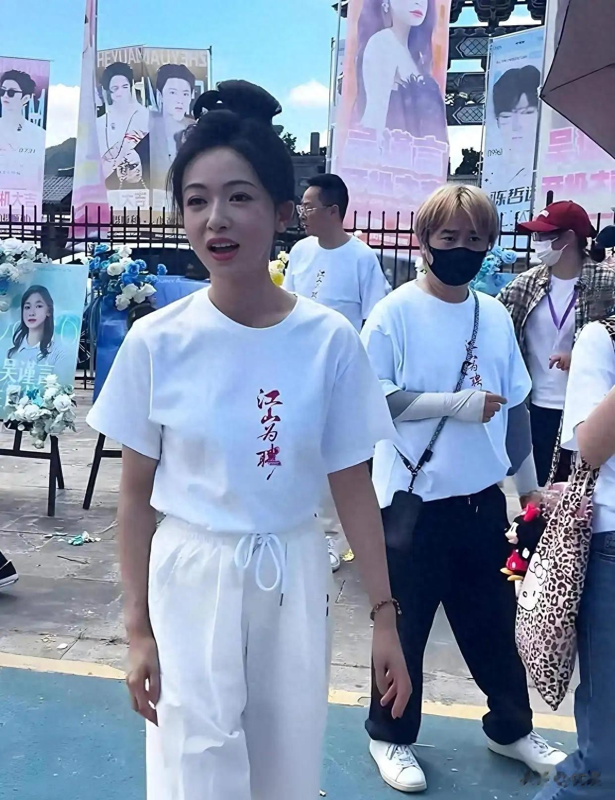 偶遇吴谨言新剧开机，她产后气色红润许多，身材也没有那么单薄了