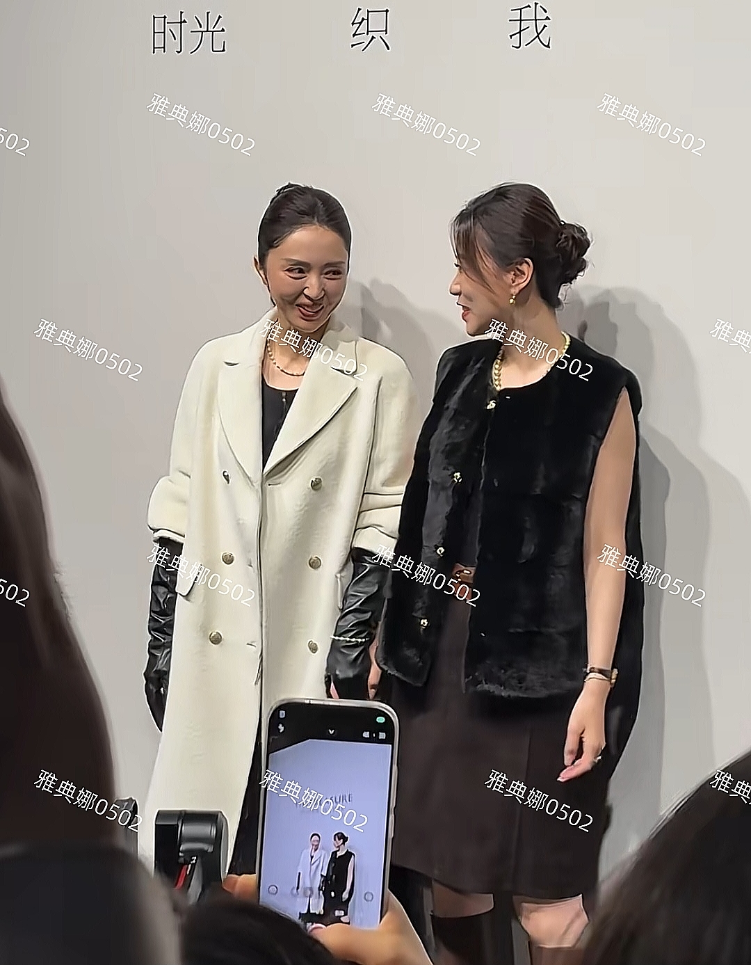 上海时装周偶遇董璇她确实跟佟丽娅有点像,但她年纪大气质更成熟