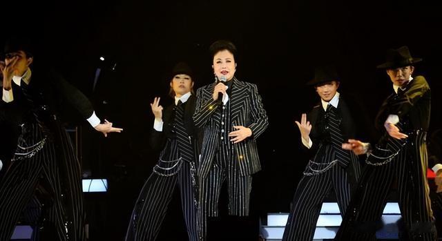 78岁开演唱会被嘲捞金，路都走不稳还唱歌，她用实力打破所有质疑