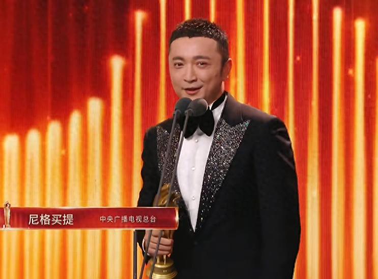 离过年不到俩月，42岁尼格买提高调官宣喜讯，前妻帕夏古丽后悔吗