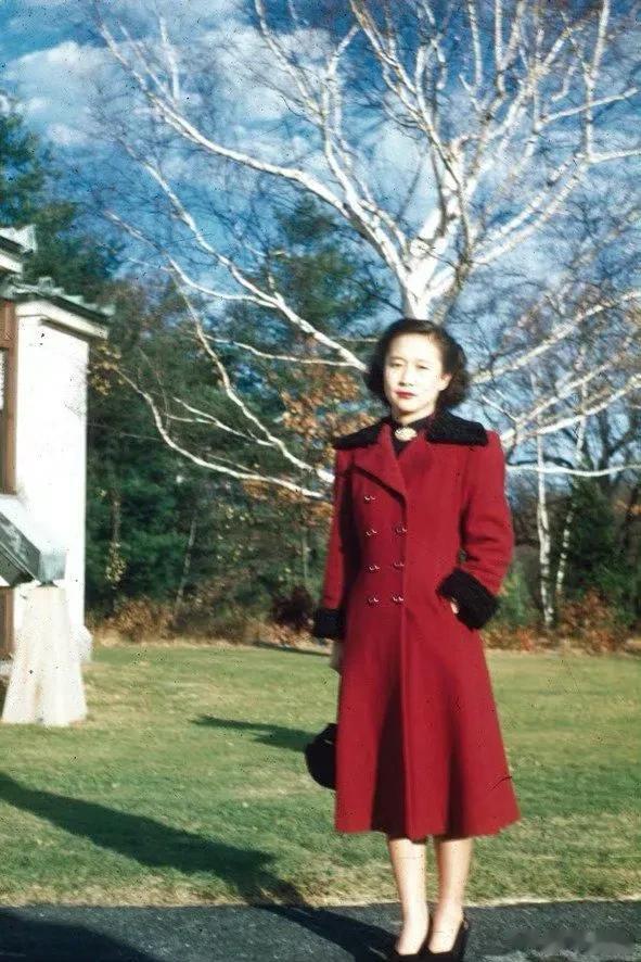 翁帆和杨振宁的三个儿女拍全家福!大儿子74岁,比继母翁帆大25岁