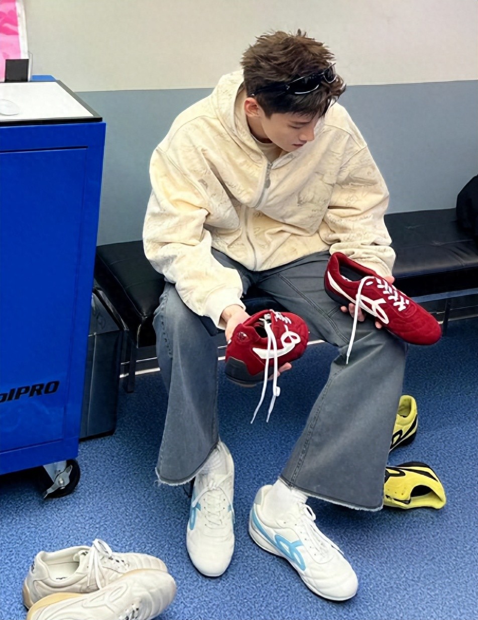 郑晓龙宠着、丁勇岱护着，长相平平却资源不断，他到底啥来头？