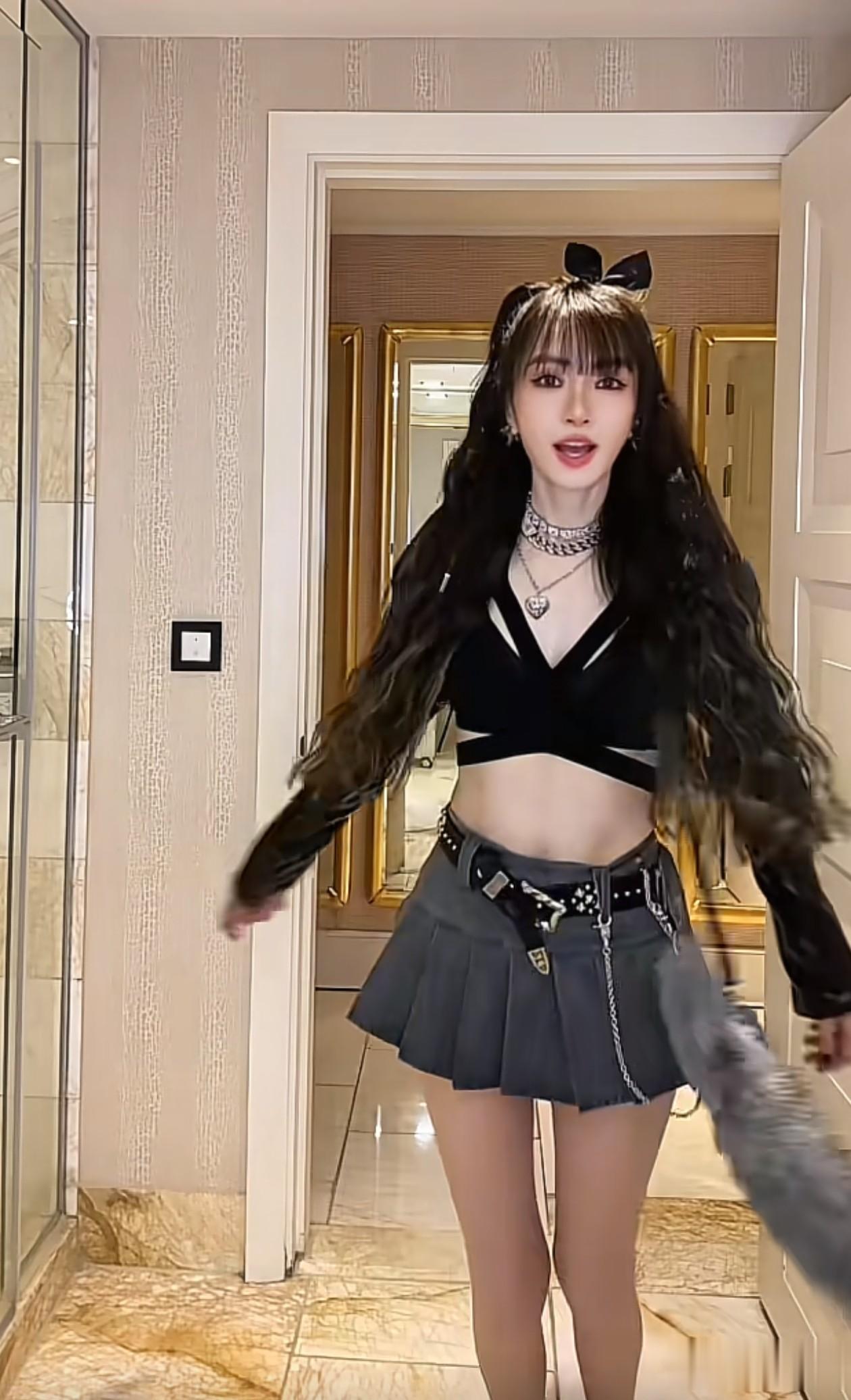 51岁谢金燕新穿搭：露脐上衣+短裙，尽显小蛮腰 大长腿，发量好多