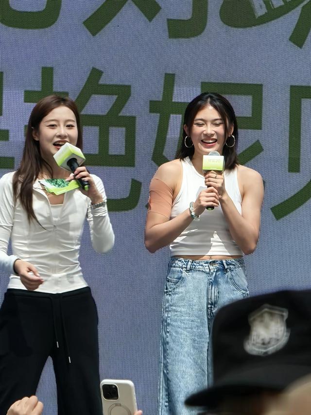 吴艳妮成都活动照,她现场秀肌肉身材好绝,她自信明媚好讨人喜欢