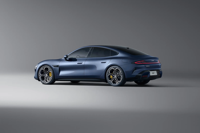 20萬級新能源雙雄對決：極氪007GT和小米SU7誰更值得沖？