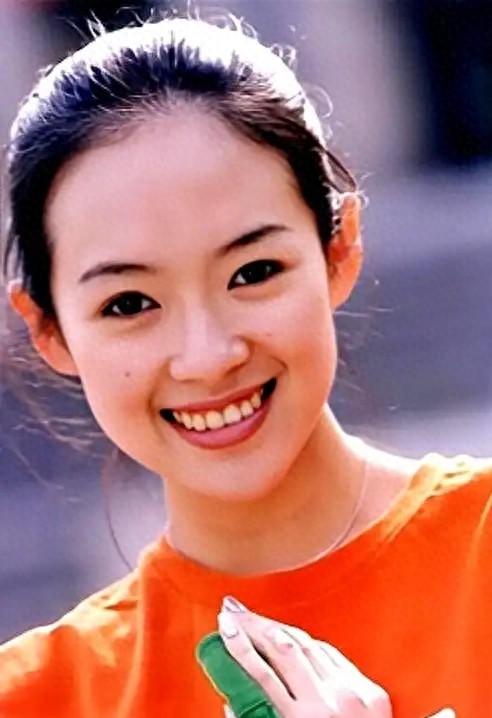 章子怡17岁照片 我呆呆看了好几秒 那张脸就是老天爷追着喂饭吃那种