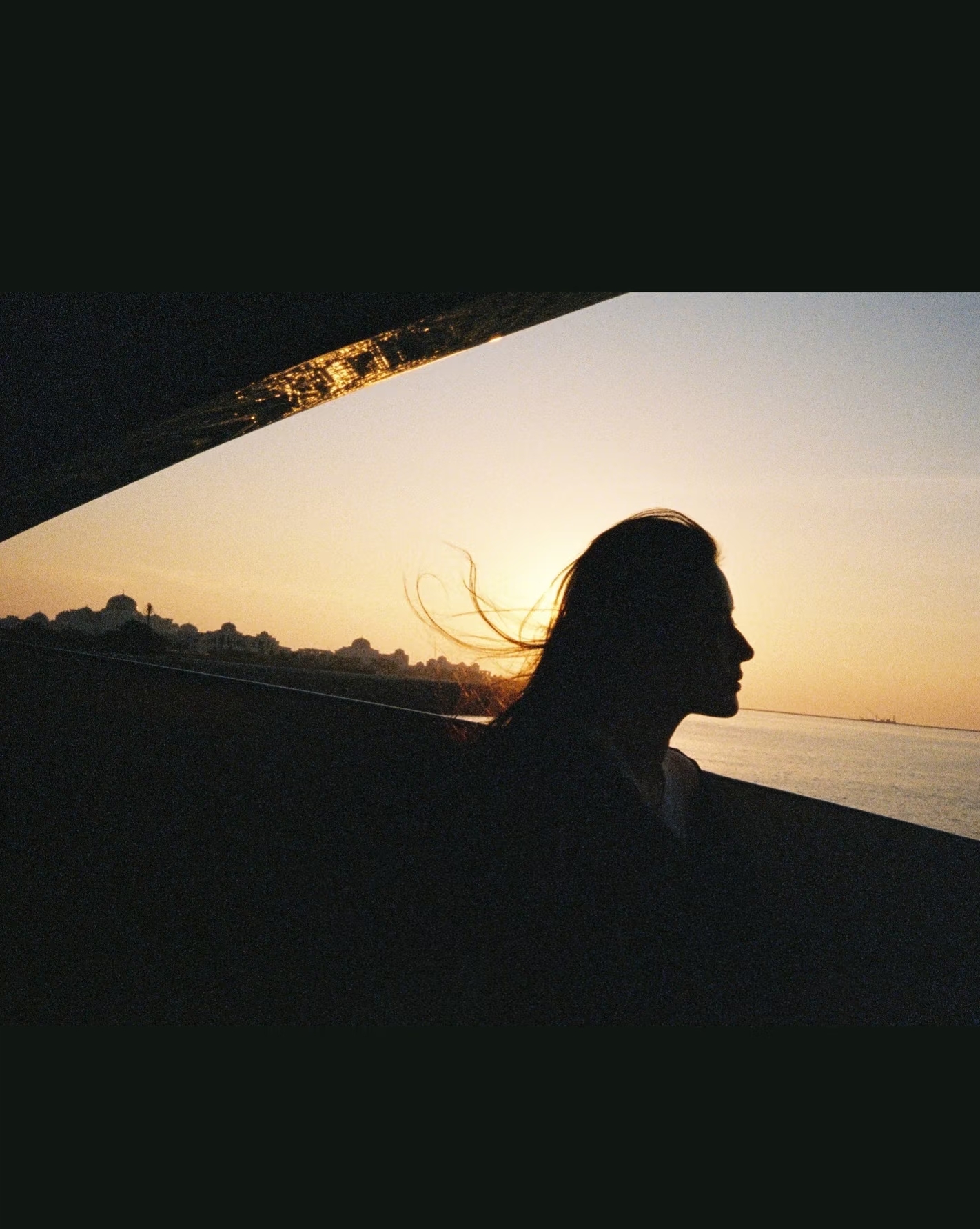 刘亦菲ins更新美图,每一张都很有氛围感,侧脸更美的像雕塑一般