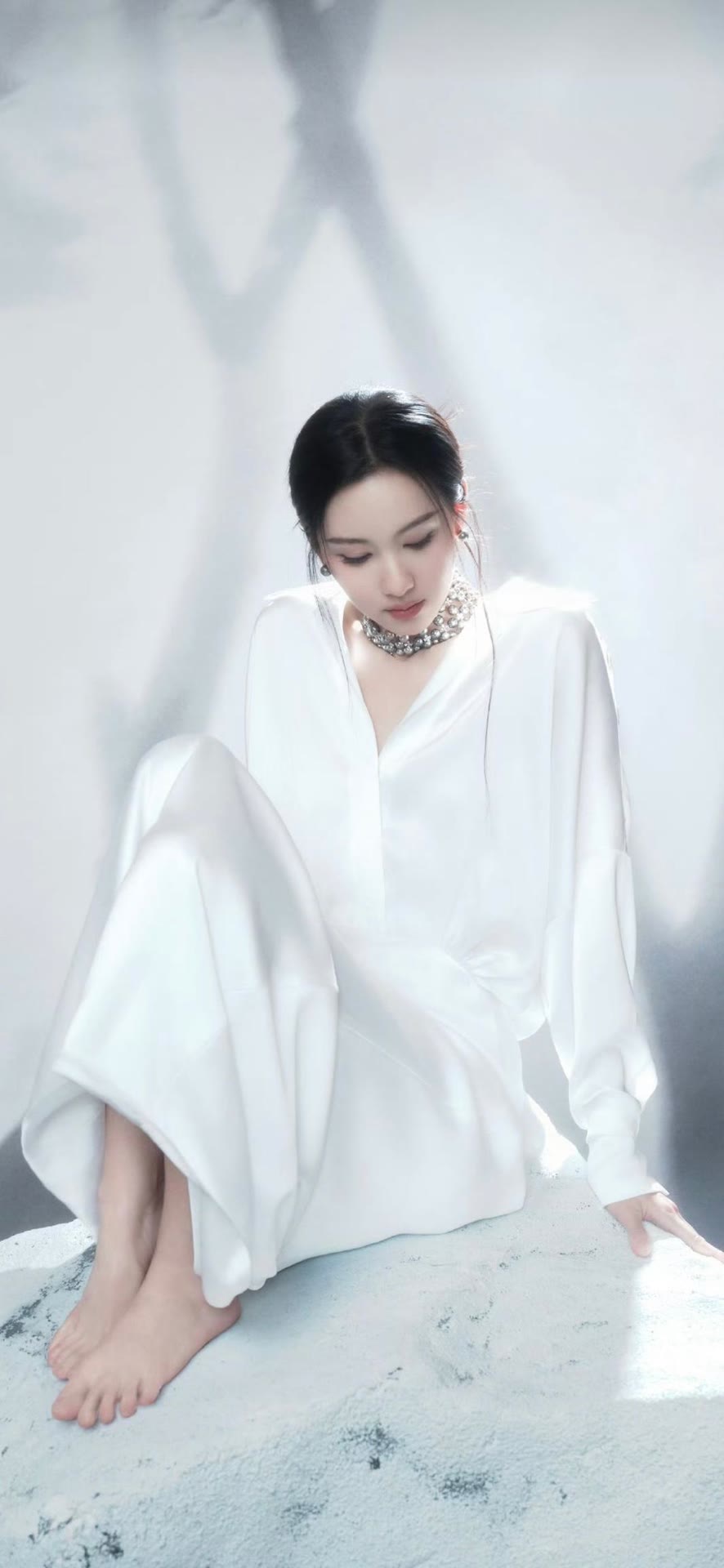 陈都灵一袭湖蓝礼裙,清冷气质美到犯规