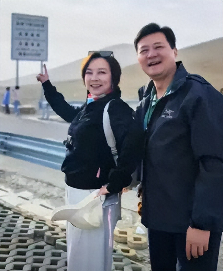 原来他们是夫妻！两个都是上海知名主持人，如今经商公司价值过亿