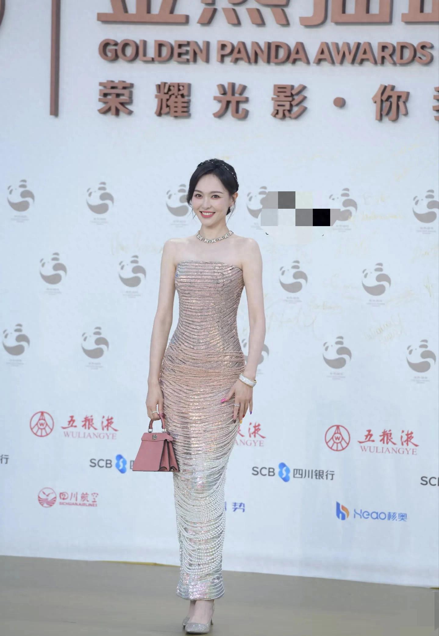 金熊猫奖红毯,唐嫣和佟丽娅精心打扮,却被70岁的赵雅芝抢了风头