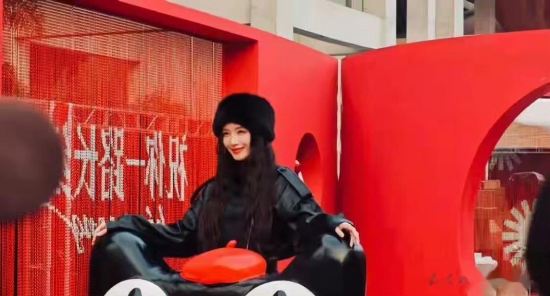 江疏影上海活动酷飒出圈 皮衣皮靴造型气场拉满